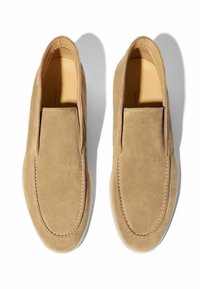 Béžové semišové klumpové boty s zaoblenou špičkou a prošívanými detaily. Hladká textura a minimalistický design. Doporučeno pro vnitřní použití.