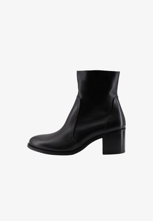 Botte en cuir noire mi-mollet avec un bout arrondi et un talon bloc, présentant des coutures nettes et une finition lisse.