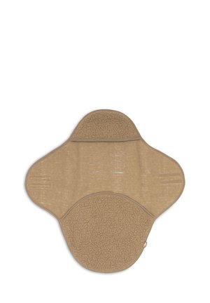 Beige zachte stoffen babyverschoonmat met verlengde kleppen en getextureerde gripzones op witte achtergrond.