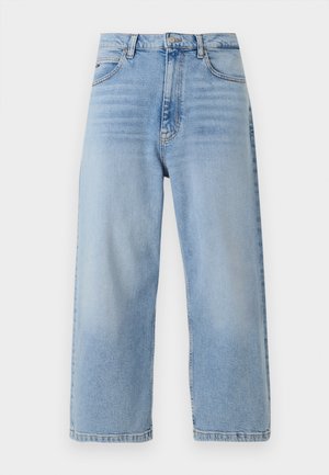 Heledad sinine denim laiad püksid, millel on kõrge vöökoht, klassikaline vii_npocket disain ja nähtavad õmbluse detailid õmblustes.