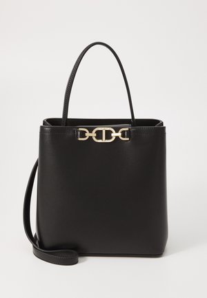 Schwarze Leder-Tote mit einem strukturierten Design, ausgestattet mit einem Detail aus goldfarbenem Metall und zwei Griffen. Inklusive einem verstellbaren Schultergurt.