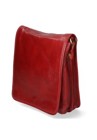 Rød læder skuldertaske med klaplukning, glat overflade og rektangulær form. Har messingbeslag og en sidezipper.