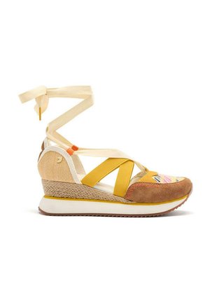 Zapatilla wedge con punta de ante marrón, acentos amarillos, lateral de yute tejido, correas de tela y suela de goma blanca con textura.