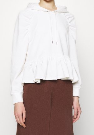 Felpa bianca con cappuccio, dettagli arricciati e orlo a peplum. Presenta lacci con punte in metallo e maniche lunghe.