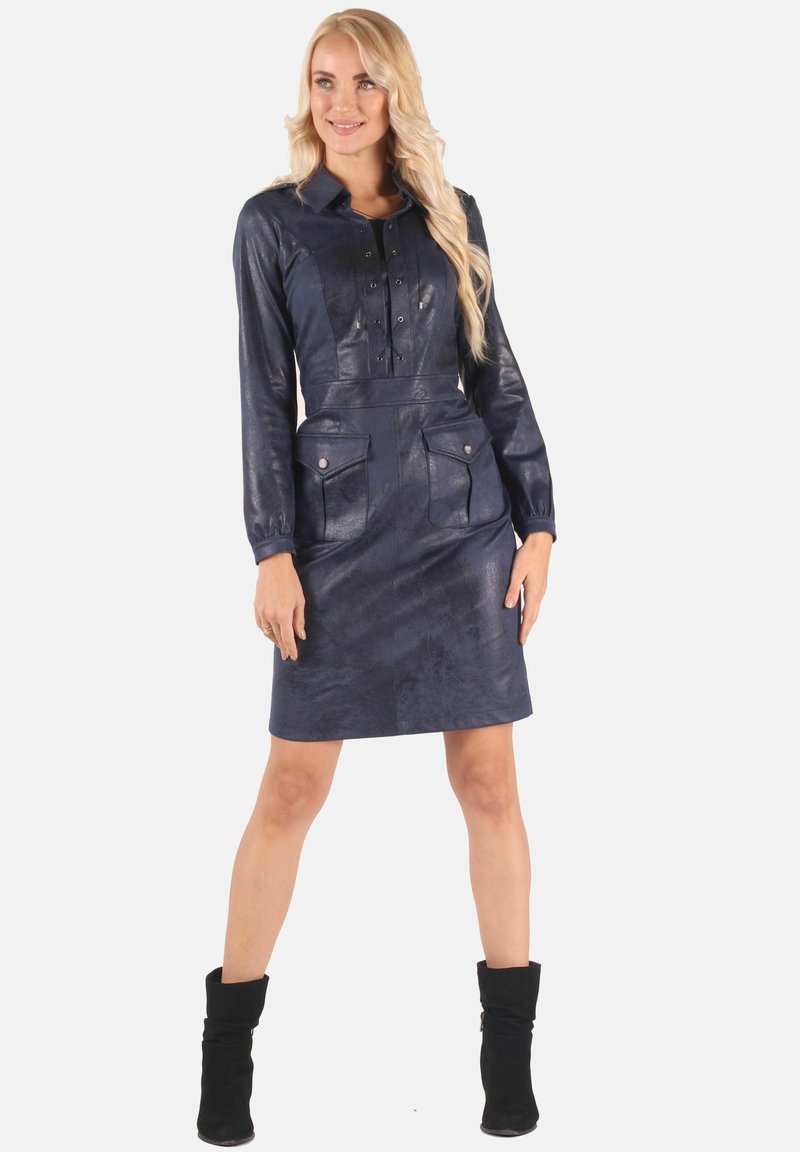 Marineblaue Lederhemdkleid mit Kragen, durchgehender Knopfverschluss, zwei Fronttaschen und langen Ärmeln. Glatte Textur und taillierte Passform.