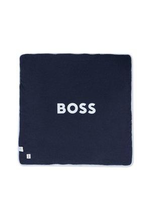 Coussin bleu marine au texture lisse, comportant le mot "BOSS" en grandes lettres blanches centré à l'avant. Forme carrée.