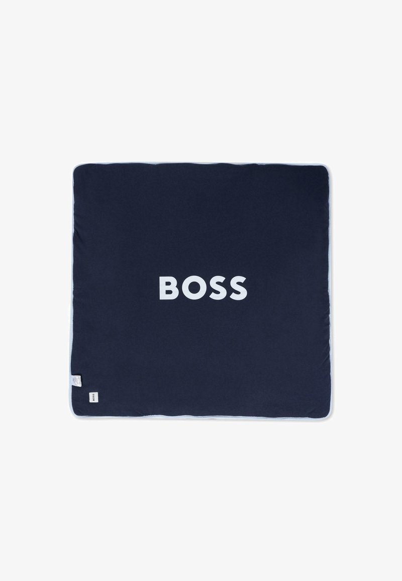 Cuscino blu navy con una texture liscia, caratterizzato dalla parola "BOSS" in grandi lettere bianche centrata nella parte anteriore. Forma quadrata.