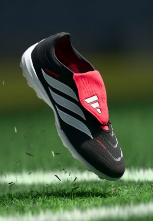 Kopačky na umelý trávnik - core black/footwear white/lucid red