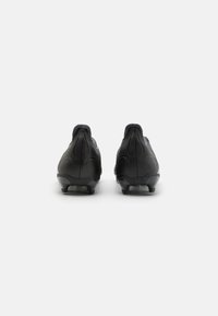 Zwarte voetbalschoenen met een slank ontwerp, textuur op het oppervlak en een spitse neus. Kenmerken zijn onder andere een laag profiel en gemouleerde rubberen noppen.