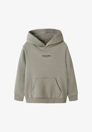 Lys grå hettegenser med frontlomme og "Studio edition 55°57'03"N" trykket i liten svart tekst på brystet.