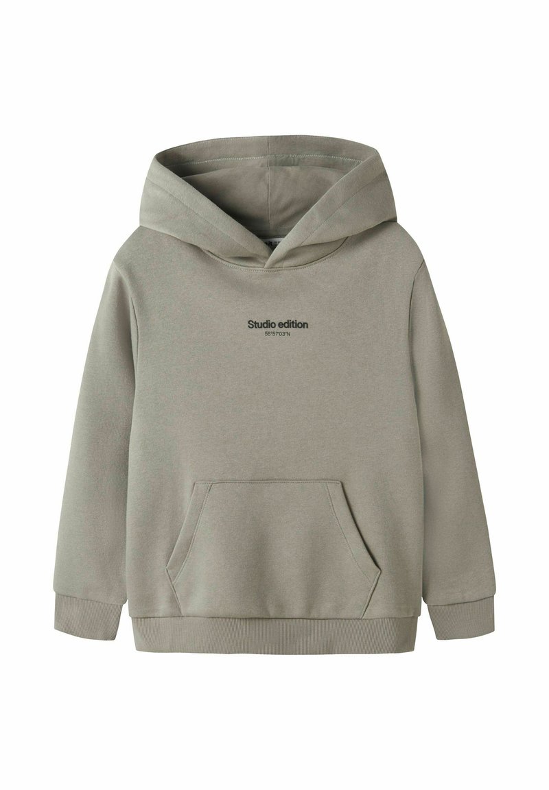 Jasnoszara hoodie z kapturem, posiadająca kieszeń na froncie oraz mały czarny napis "Studio edition 55°57'03"N" na klatce piersiowej.