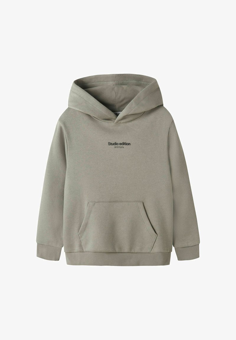 Šviesiai pilkas džemperis su gobtuvu, turintis priekinę kišenę ir mažomis juodomis raidėmis krūtinėje užrašą "Studio edition 55°57'03"N".