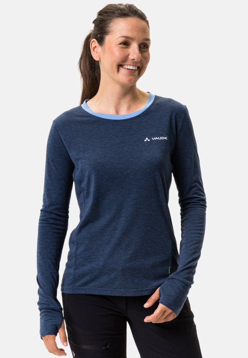 Camicia a maniche lunghe di colore blu navy con scollatura azzurro chiaro, texture morbida e logo discreto. Presenta aperture per il pollice alle maniche per una maggiore copertura.