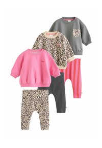 Tre sæt baby tøj med toppe og leggings: pink top med sorte leggings, leopardprint top med matchende leggings, grå top med leopardlomme og pink stribede leggings.
