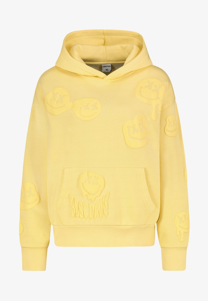 Gelbes Kapuzensweatshirt mit Vordertasche; zeigt eingeprägte Smiley-Gesicht-Designs. Weiches Material; lange Ärmel mit gerippten Bündchen.