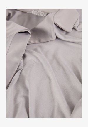 Blusa leggera grigia in seta con colletto classico e texture morbida, con tessuto drappeggiato e finitura liscia.