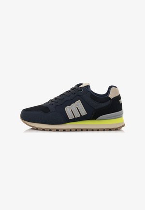 Dunkelblaue Sportschuhe mit beigen Akzenten, strukturiertem Stoff und einer limegrünen Zwischensohle. Verfügt über ein Schnürdesign und eine gemusterte Außensohle.