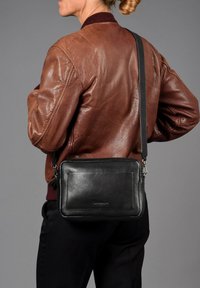 The Bagging Co POCKET MEDIUM - Bandolera - black