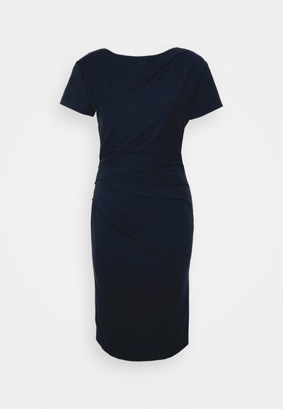Mörkblå klänning med korta ärmar, figursydd silhuett och veckad sidodekor, tillverkad av elastiskt material för komfort.