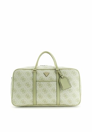 Sac de voyage Guess vert clair avec motif monogramme, double poignée, poche avant et étiquette de bagage attachée.
