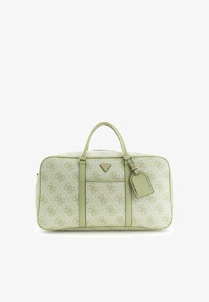 Sac de voyage Guess vert clair avec motif monogramme, double poignée, poche avant et étiquette de bagage attachée.