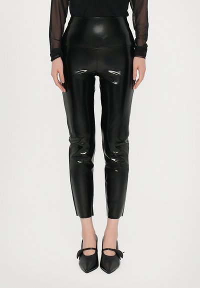 Sorte, højttaljede leggings lavet af blankt, elastisk materiale. Tæt pasform med en glat tekstur, der fremhæver en slank silhuet.