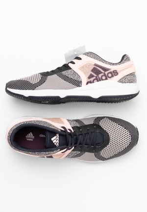 Paar zwarte, roze en witte Adidas trainingsschoenen met mesh bovenwerk, veters en zichtbaar logo aan de zijkant en op de tong, getoond vanaf de zijkant en bovenaanzicht.