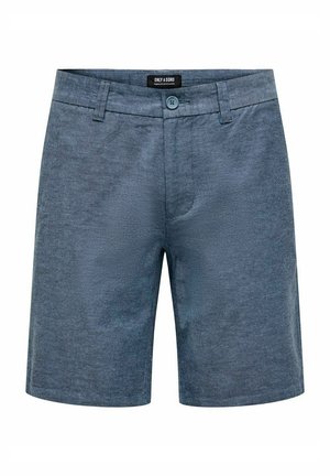 Shorts bleus en tissu texturé. Ils sont dotés d'une fermeture à bouton, de passants de ceinture et d'une coupe classique avec des poches latérales.