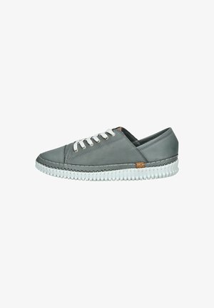 Sneaker grigio in pelle con lacci bianchi, suola in gomma e dettagli cuciti. Presenta un piccolo accento marrone sul lato. Design a basse spalle.