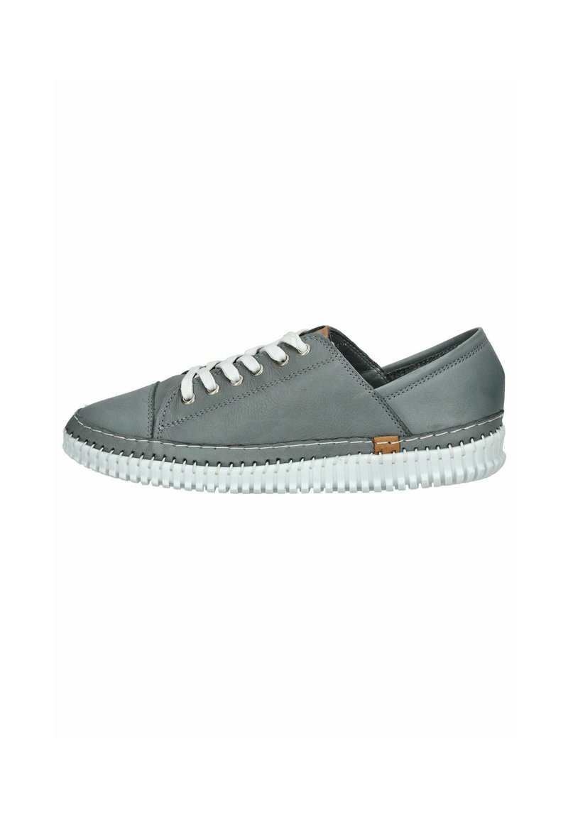 Sneaker grigio in pelle con lacci bianchi, suola in gomma e dettagli cuciti. Presenta un piccolo accento marrone sul lato. Design a basse spalle.