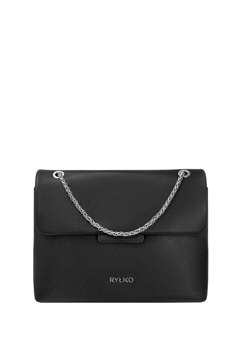Borsa a tracolla nera in pelle con finitura testurizzata, tracolla in catena argentata e chiusura a pattina magnetica. Presenta il logo sul davanti.