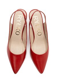 Zapatos de tacón rojo de piel con diseño de tiras traseras y punta afilada; presenta una textura suave y un logo dorado en el interior.