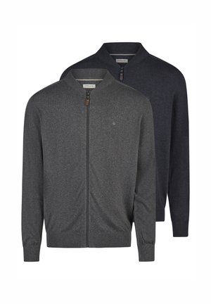 To mænds langærmede hættetrøjer med lynlås, den ene mørkegrå foran og den anden sort bagved, begge med ribstrikkede kraver og manchetter.