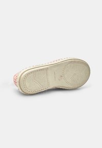 Talpa de încălțăminte din textile împletite de culoare roz, cu bază din cauciuc alb, având modele texturate și detalii de coasere contrastante de-a lungul marginii.