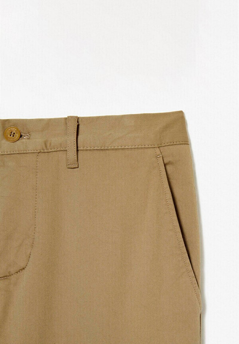 Khaki-Hosen mit Knopfverschluss, flachem Bund, seitlichen Taschen und glatter Textur sowie sauberen Nähdetails.