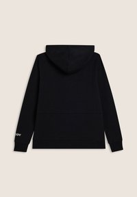 Haut à capuche noir avec une capuche, des manches longues et une poche kangourou. Le design comprend un logo subtil en blanc sur la manche gauche.