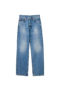 Jeans in denim azzurro leggero con un design rilassato e a gamba larga. Le caratteristiche includono aree sbiadite, cinque tasche, chiusura con bottone e cuciture a vista.