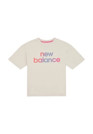 T-shirt in cotone crema con maniche corte, scollatura rotonda e logo "new balance" multicolore in rosa e viola sul petto.