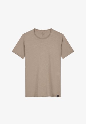 T-shirt beige a maniche corte realizzato in tessuto morbido e leggero. Presenta un colletto rotondo e un piccolo logo etichetta in basso a sinistra.