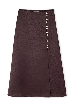Jupe midi bordeaux avec une texture froissée, présentant une fente avant et des boutons décoratifs en pierre sur le côté gauche.