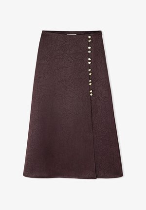 Bordeaux midi-jurk met gekreukt textuur, voorzien van een split aan de voorkant en decoratieve stenen knopen langs de linkerkant.