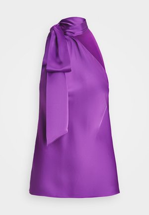 Ärmelloses lila Satin-Halftertop mit hohem Kragen und großer seitlicher Schleifendetail.