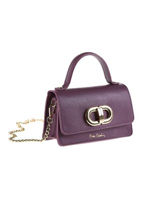 Borsa a mano in pelle viola texturizzata con manico superiore, ferrature dorate e tracolla a catena rimovibile. Presenta un dettaglio di chiusura prominente.