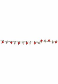 Bracciale a catena d'argento con piccole perline rosse e ciondoli in argento equamente distribuiti lungo la lunghezza, su uno sfondo bianco.