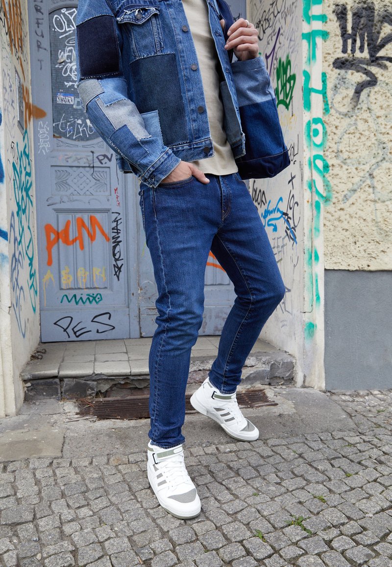 levi's tapered jeans