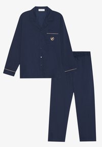 Navy sininen pyjama-asusetti, jossa on kauluksellinen paita, napitus, rintatasku ja elastiset housut, joissa on kultainen korostusviiva.
