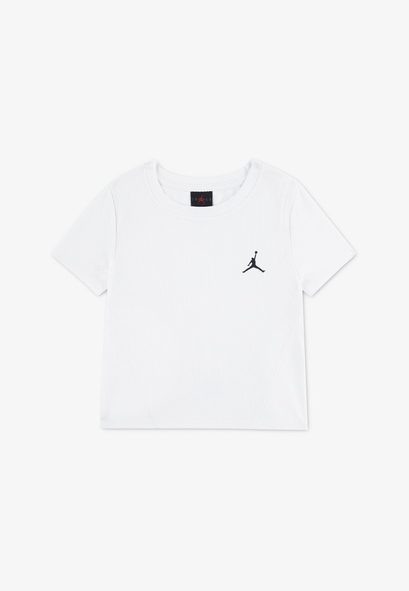 T-shirt blanc à manches courtes avec texture côtelée et petit logo Jumpman noir sur la poitrine gauche. Aucun élément d’arrière-plan visible.