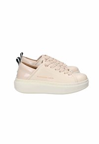 Rosa Leder Sneaker mit strukturiertem Finish, weißer Gummisohle, Schnürdesign und einem schwarz-weißen Akzent an der Ferse.