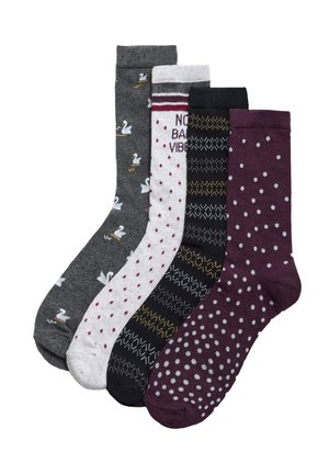 Cuatro pares de calcetines: grises con patrón de cisnes, blancos con puntos rojos, negros con patrón geométrico y burdeos con puntos blancos.
