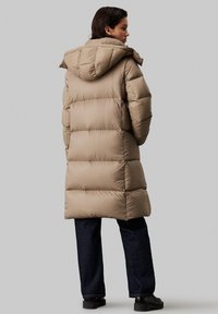 Calvin Klein Jeans LONG PUFFER - Puhovka – plašč - brindle